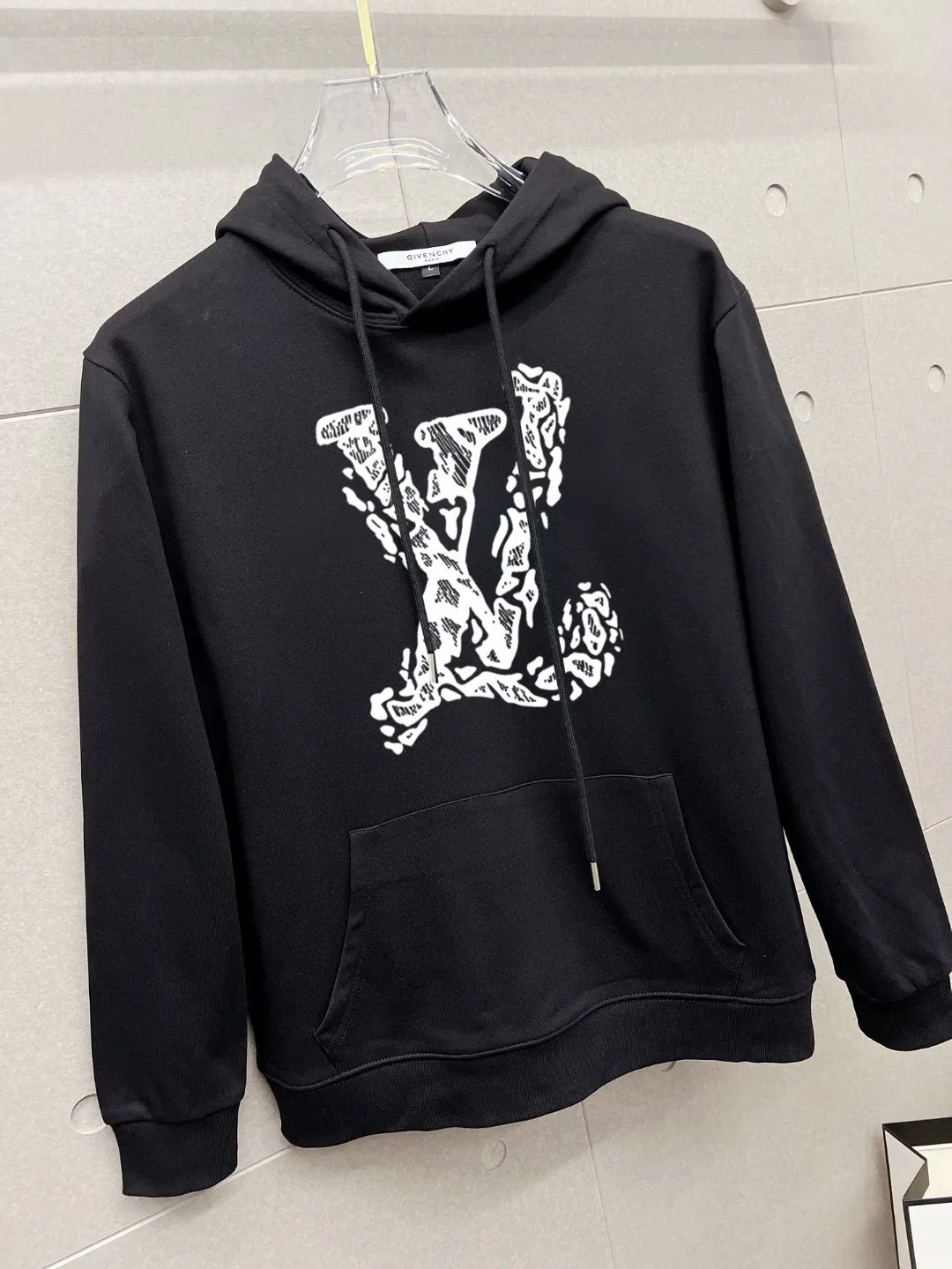 🅿️240 brand [LV Louis Vuitton] (good news for fat people) 2025ss autumn latest long-sleeved round-neck sweatshirt, on sale simultaneously on the official website. Refreshing and breathable. Made of top Tencel Roman. Comfortable and soft. 3D three-dimensional clarity. Super fashion sense. Great for gifting and keeping for yourself. Size: M-5XL (can wear up to 220 pounds)